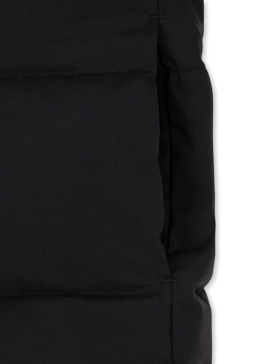 Konges Sløjd Alpi Long Black – detal bocznej kieszeni i pikowanego materiału