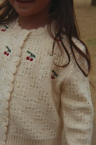 Konges Sløjd Cocolo Cardigan Buttercream – kardigan dla dziewczynki, zbliżenie fasonu i haftowanych wisienek