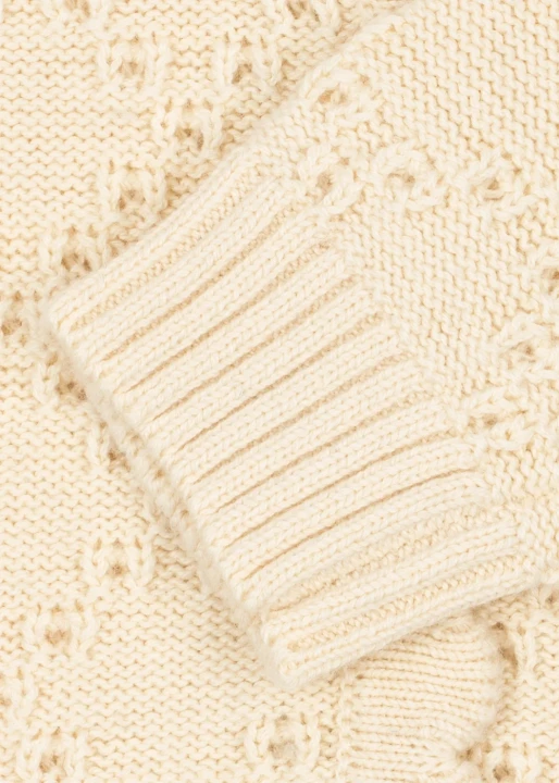 Konges Sløjd Cocolo Cardigan Buttercream – detal ażurowej dzianiny i prążkowanego mankietu