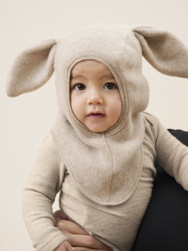 HUTTEliHUT Balaclava Ears Camel Melange – kominiarka merino prezentowana na dziecku