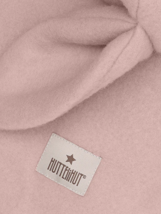 HUTTEliHUT Balaclava Ears Mahogany Rose – detal wełny merino i naszywki marki