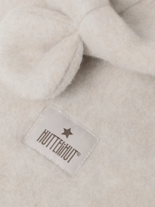 HUTTEliHUT Balaclava Ears Wool Fleece Camel Melange - detal wełny merino i metki marki