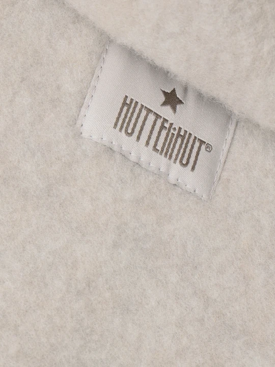 HUTTEliHUT Jacket Ears Wool Fleece Camel Melange – detal wełny merino i metki marki