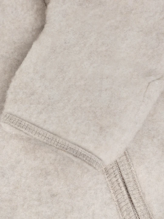 HUTTEliHUT Pram Suit Ears Camel Melange – detal wywijanego zakończenia z wełny merino