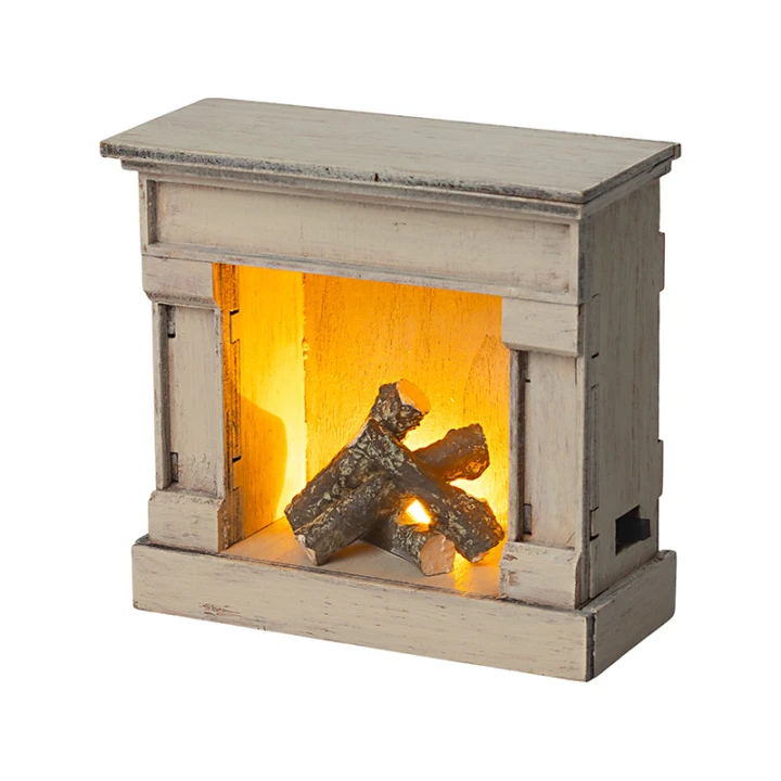 Maileg Fireplace Mouse Off White – podświetlany kominek pokazany pod kątem