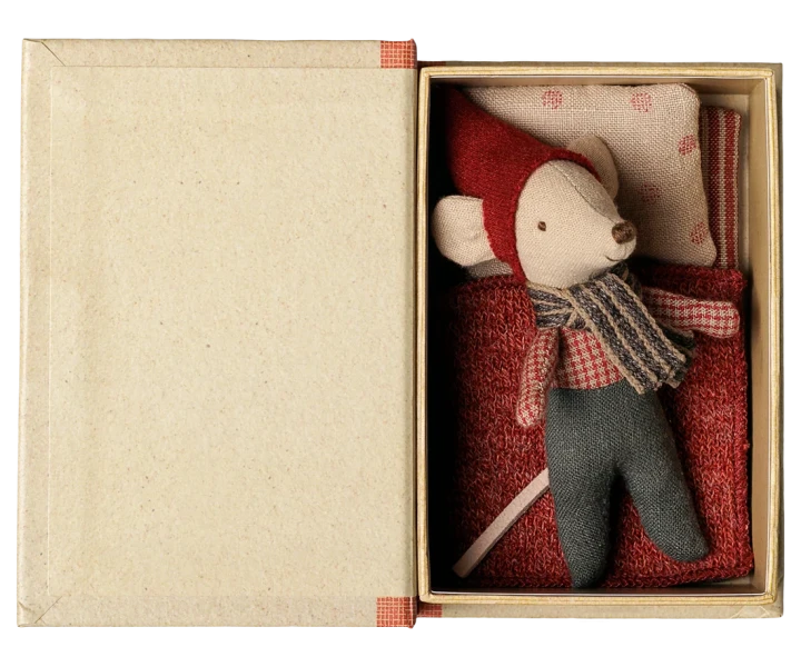 Maileg Christmas Mouse Baby in Book – myszka w łóżeczku ukrytym w książeczce