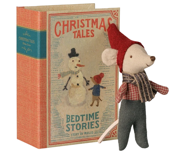 Maileg Christmas Mouse Baby in Book – świąteczna myszka z ilustrowaną książeczką