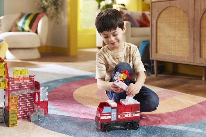 MAGNA-TILES Fire Station zabawa magnetycznym wozem strażackim