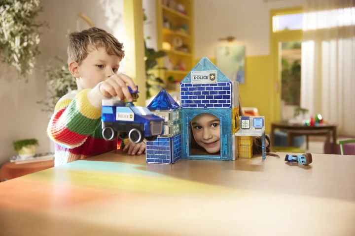 MAGNA-TILES Police Station – posterunek policji i radiowóz podczas zabawy