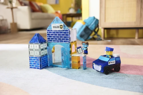 MAGNA-TILES Police Station – dzieci bawiące się posterunkiem policji