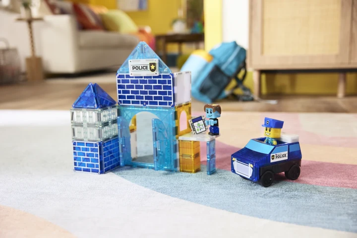MAGNA-TILES Police Station – dzieci bawiące się posterunkiem policji