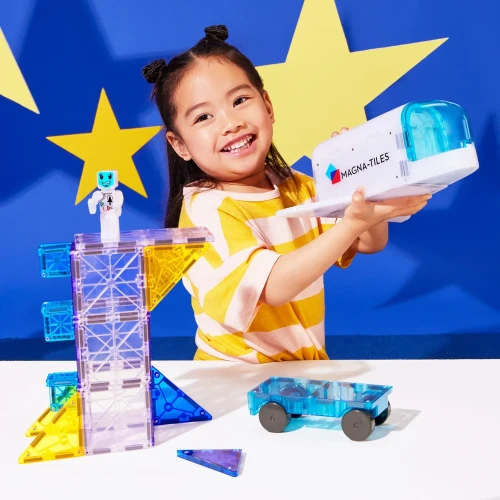 MAGNA-TILES Space – dziecko budujące kosmiczną konstrukcję z klocków magnetycznych