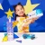 MAGNA-TILES Space – dziecko budujące kosmiczną konstrukcję z klocków magnetycznych
