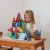 MAGNA-TILES House – dziecko podczas zabawy magnetycznym domkiem