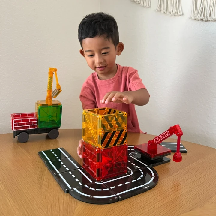 MAGNA-TILES Builder – dziecko bawiące się zestawem plac budowy