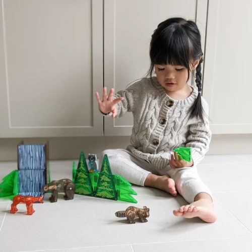 MAGNA-TILES Forest Animals – dziecko podczas zabawy leśnym zestawem