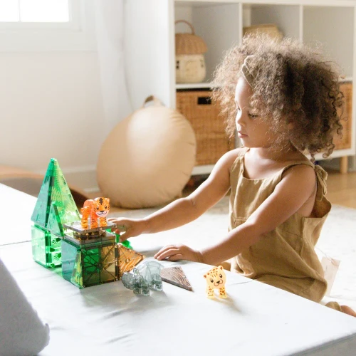 MAGNA-TILES Jungle Animals – dziecko podczas zabawy tropikalnym zestawem