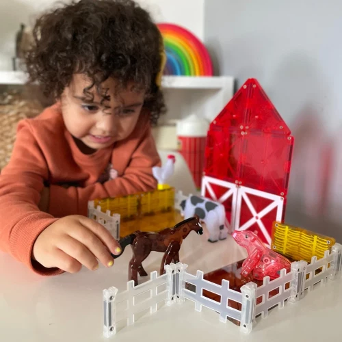 MAGNA-TILES Farm Animals – dziecko podczas zabawy farmą i zwierzętami