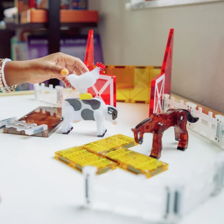 MAGNA-TILES Farm Animals – kura, krowa i magnetyczna stodoła
