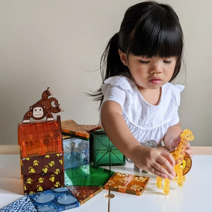 MAGNA-TILES Safari Animals – dziecko podczas zabawy zestawem safari