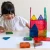 MAGNA-TILES Classic 32 – dziecko podczas zabawy klockami magnetycznymi