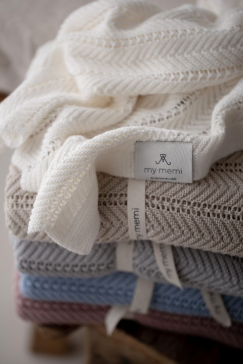 azurowy-splot-kocyka-bambusowego-my-memi-powder-pink-feather