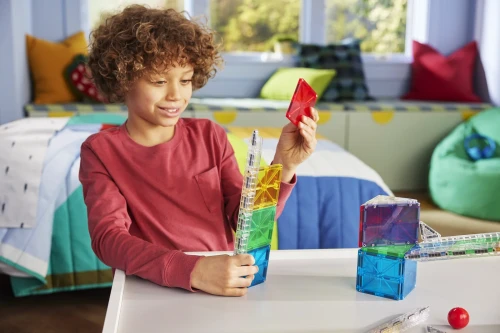 MAGNA-TILES Rail Racers – budowanie wysokiego toru kulkowego