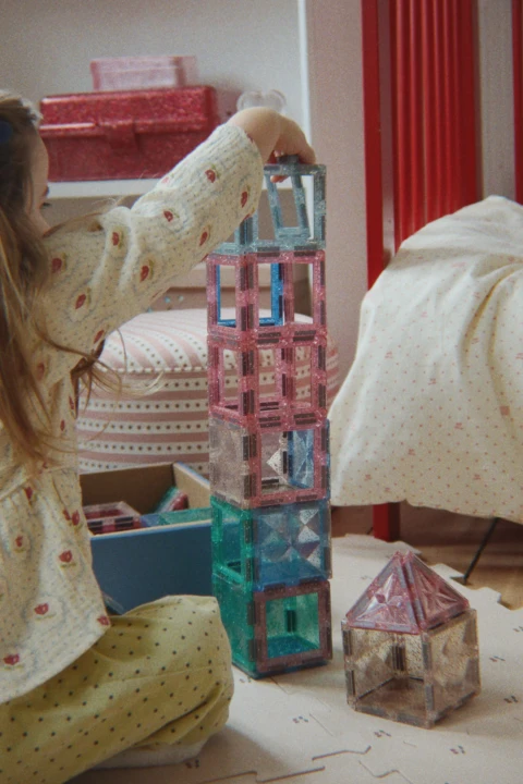 Konges Sløjd Piece by Piece Magnetic Build Glitter – zabawa klockami magnetycznymi