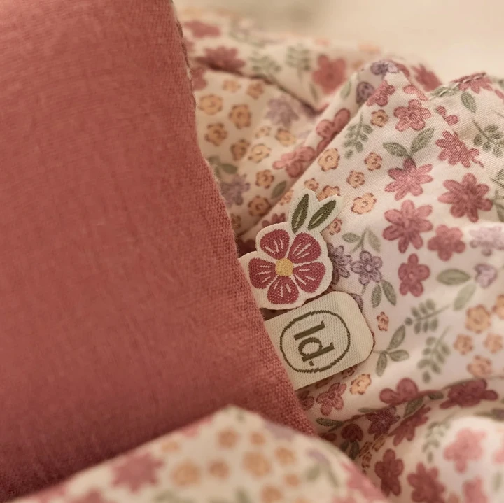 Little Dutch Doll’s Carrycot Pink detal kwiatowej tkaniny