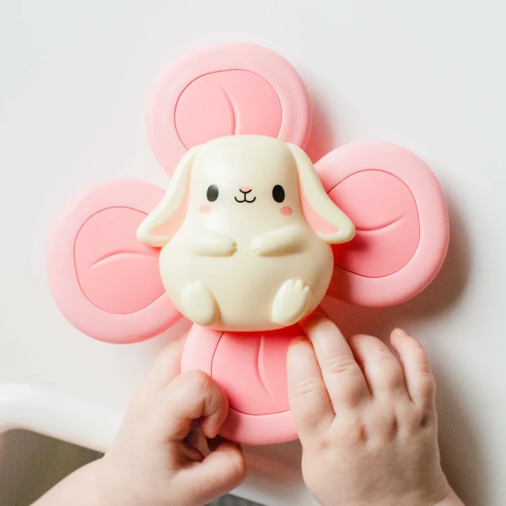 Tiger Tribe Sensory Spinner Bunny – zbliżenie dłoni dziecka
