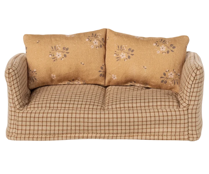 Maileg Couch Mouse Mable, kanapa z poduszkami widziana z przodu