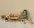 Maileg Couch Mouse Mable, kanapa w miniaturowym salonie z telewizorem