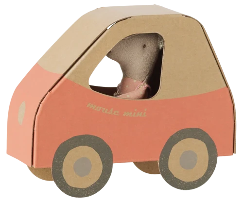 Maileg Driver Mouse Little Sister, myszka kierowca w pudełku w kształcie auta