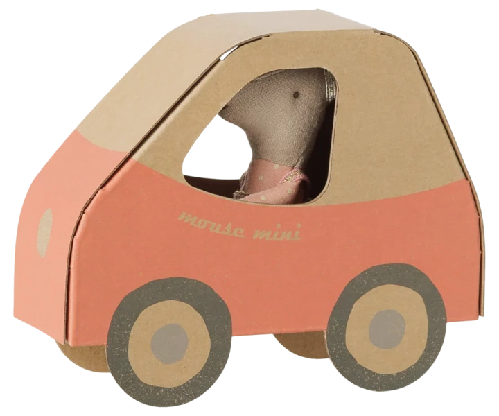 Maileg Driver Mouse Little Sister, myszka kierowca w pudełku w kształcie auta