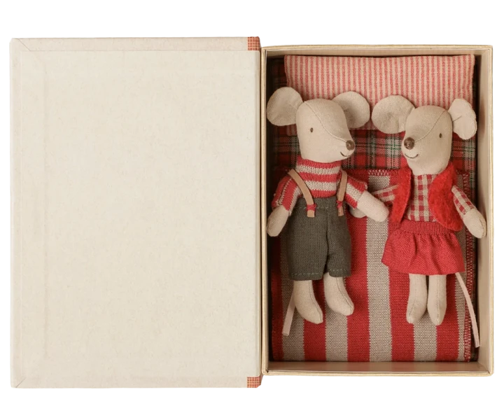 Maileg Christmas Twin Mice, otwarta książeczka z myszkami i pościelą