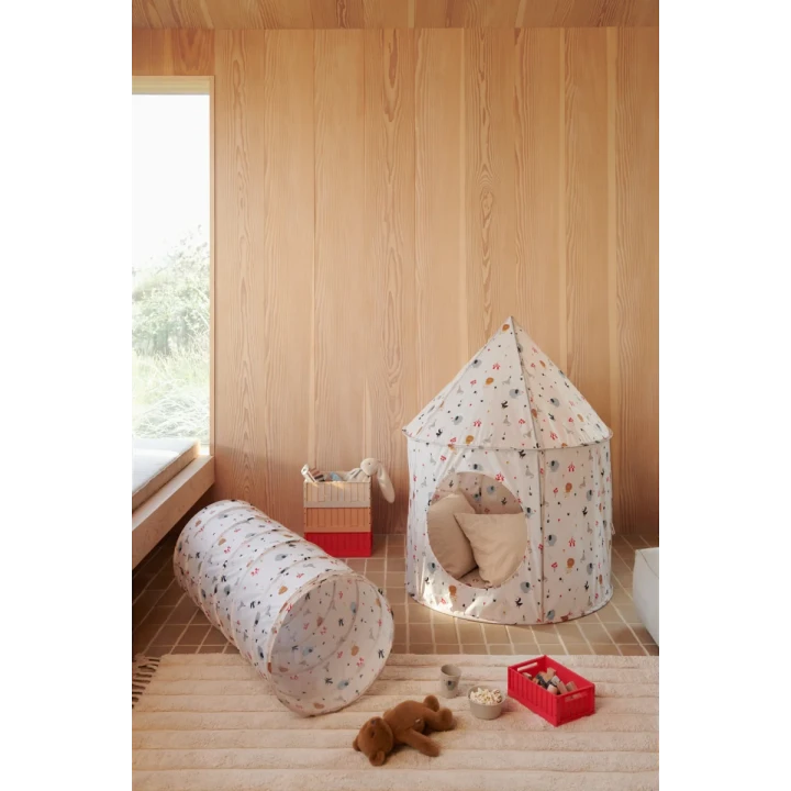 Liewood Oaks Peach Sea shell namiot i tunel Emmanuel w pokoju