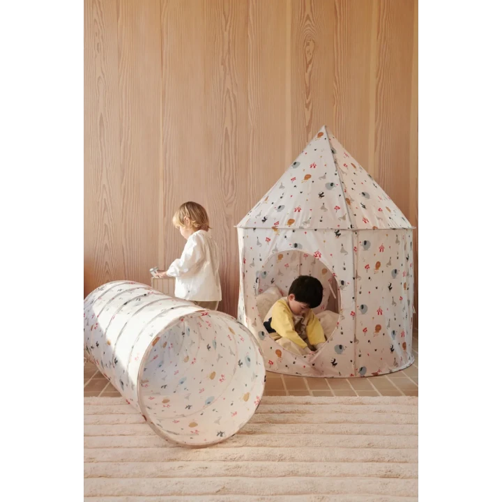 Liewood Oaks Peach Sea shell podczas zabawy w domu