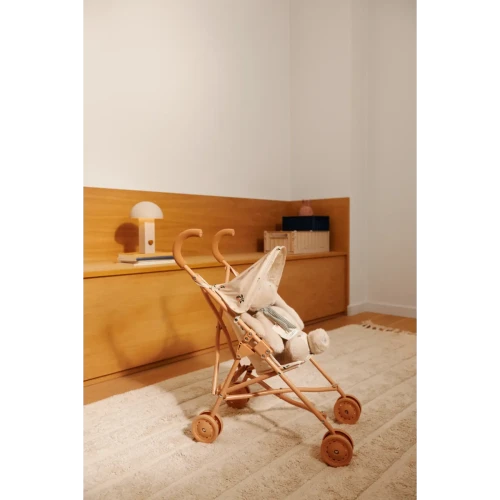 Wózek dla lalek Liewood Elsie Peach / Sea shell podczas zabawy w domu