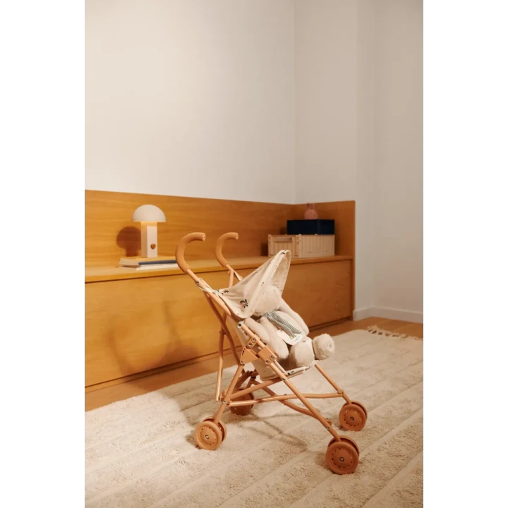 Wózek dla lalek Liewood Elsie Peach / Sea shell podczas zabawy w domu