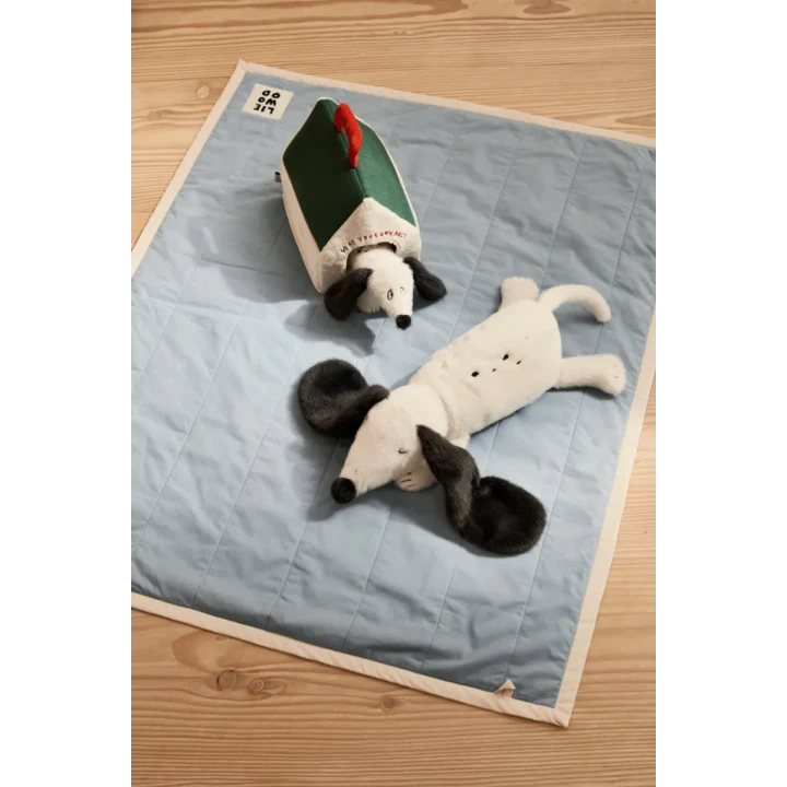 Liewood Berto Sleepy Dog Sandy miękka przytulanka piesek w dziecięcym pokoju