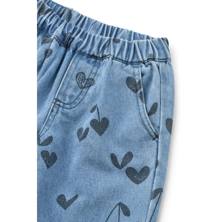 Liewood Borris Sweethearts / Denim jeansy – detal wzoru serduszek i denimu