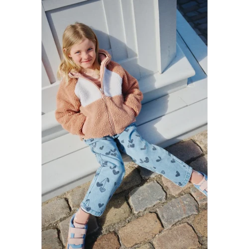 Liewood Borris Sweethearts / Denim luźne jeansy w serduszka w dziecięcej stylizacji
