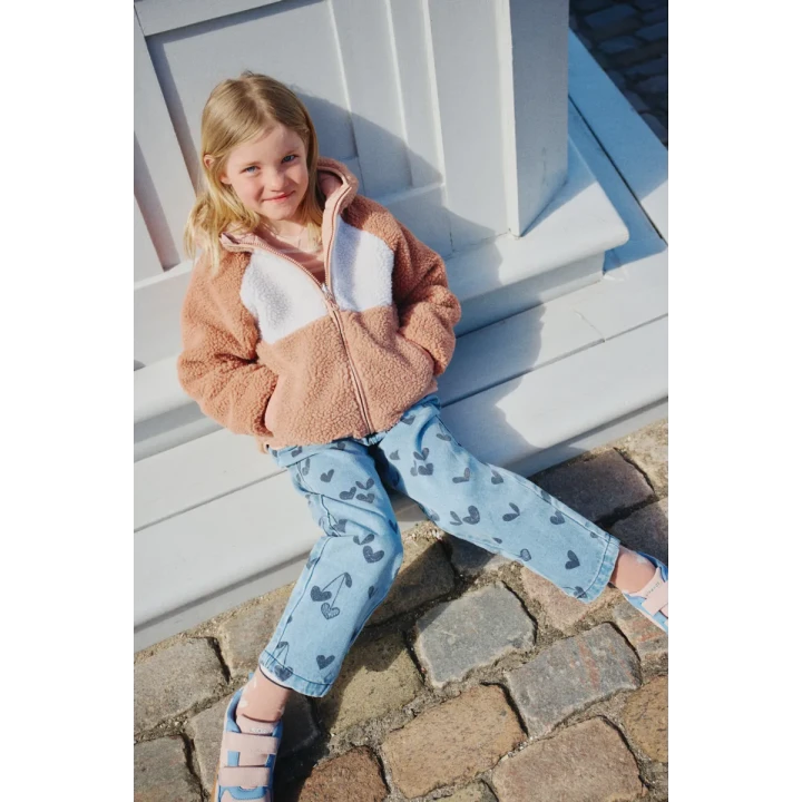 Liewood Borris Sweethearts / Denim luźne jeansy w serduszka w dziecięcej stylizacji