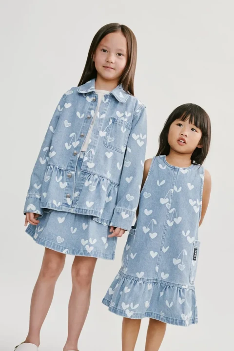Liewood Angelica Sweethearts / Light Blue Denim sukienka jeansowa w dziecięcej stylizacji