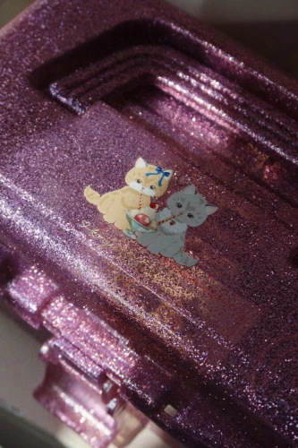 Konges Sløjd Glam Me Up Suitcase Amour Pink – brokatowa pokrywa z kotkami