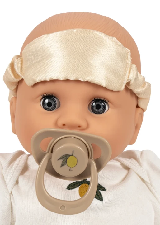 Lola Baby Doll Set – zbliżenie twarzy lalki ze smoczkiem
