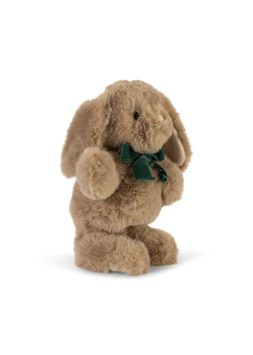 Konges Sløjd Dancing &amp; Talking Bunny Toy Off White – króliczek widziany pod kątem