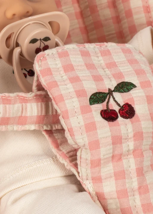 Konges Sløjd Poppy Pink Check – zbliżenie poszycia w kratkę i wisienki