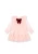 Konges Sløjd Bow Dress Creole Pink – różowa tiulowa sukienka dziecięca z dużą welurową kokardą, widok z przodu.