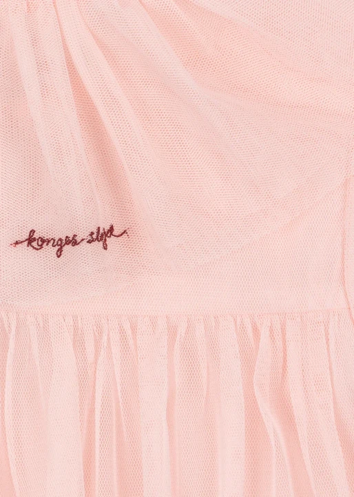 Konges Sløjd Bow Dress Creole Pink – zbliżenie na górną część sukienki i marszczenie różowej tkaniny.